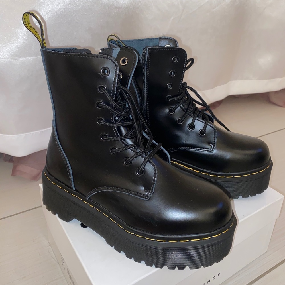 Doc Martens Look Platform Boots